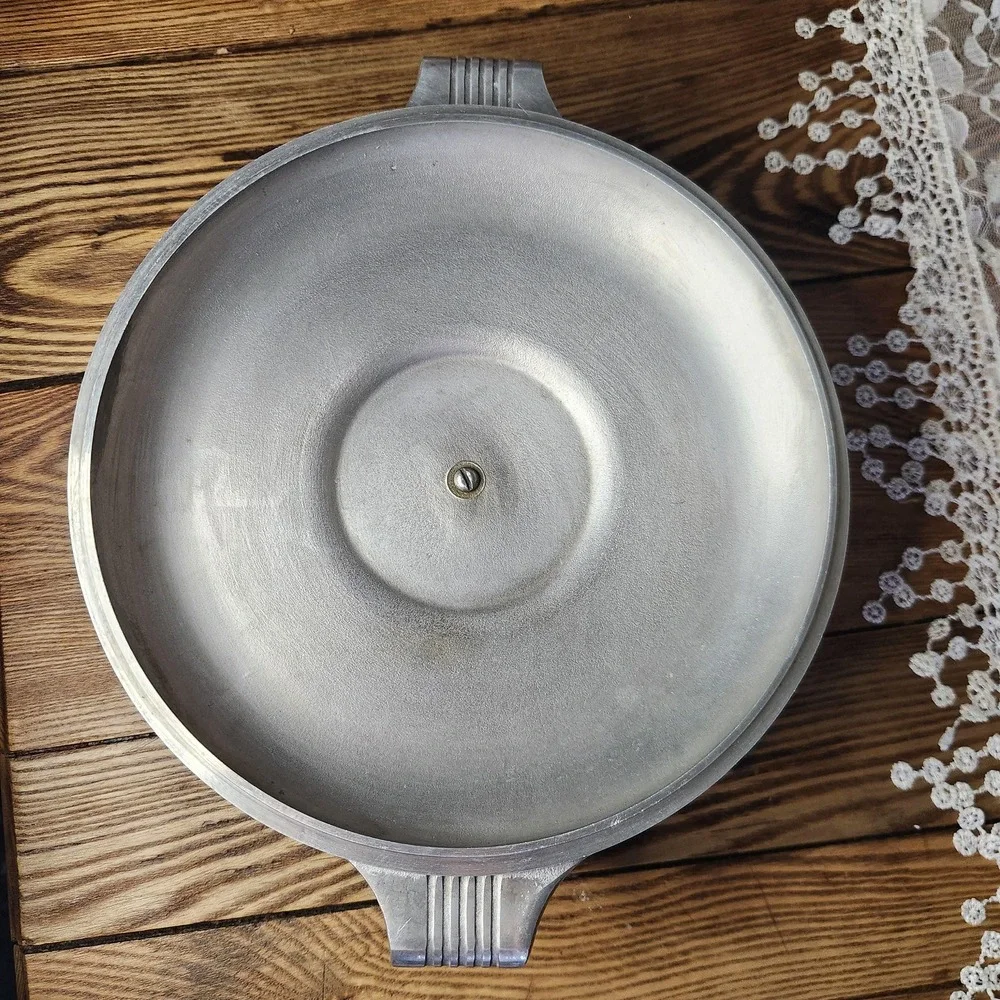 Vintage Magnalite GHC 3qt dutch‎ oven with trivet